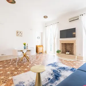 https://2-minutes-walk-from-verona-arenaluxury-apartment.hotelinveneto.com